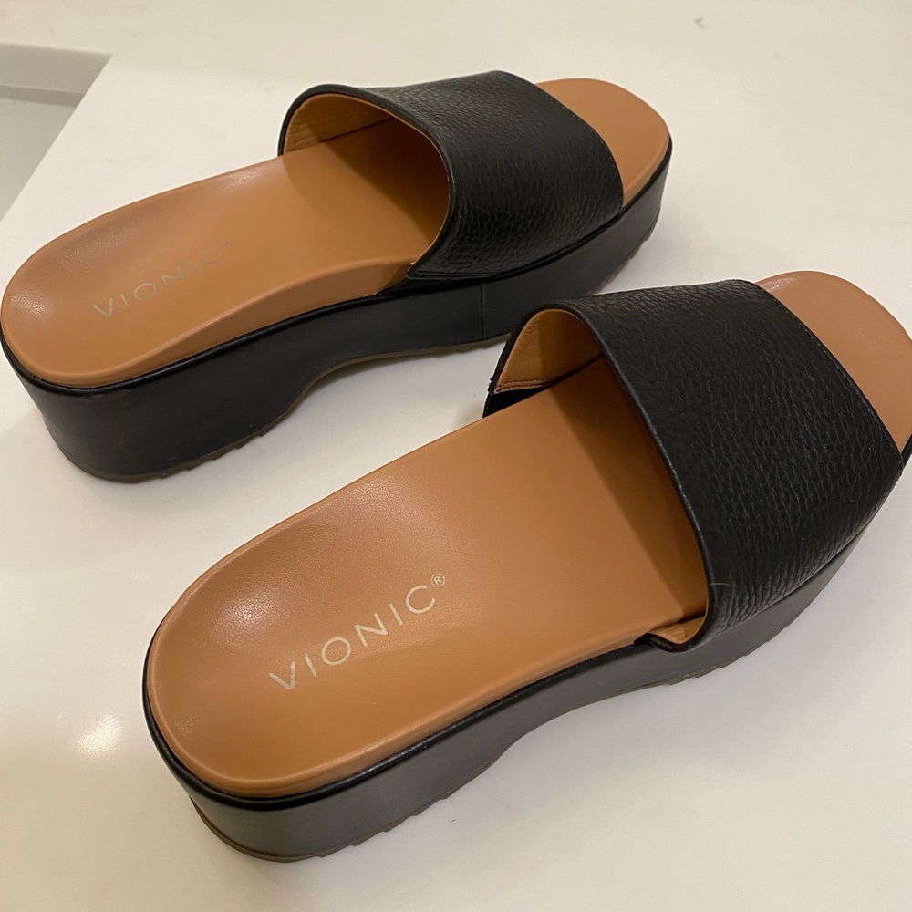 Vionic Black and Tan Wedge Sandals